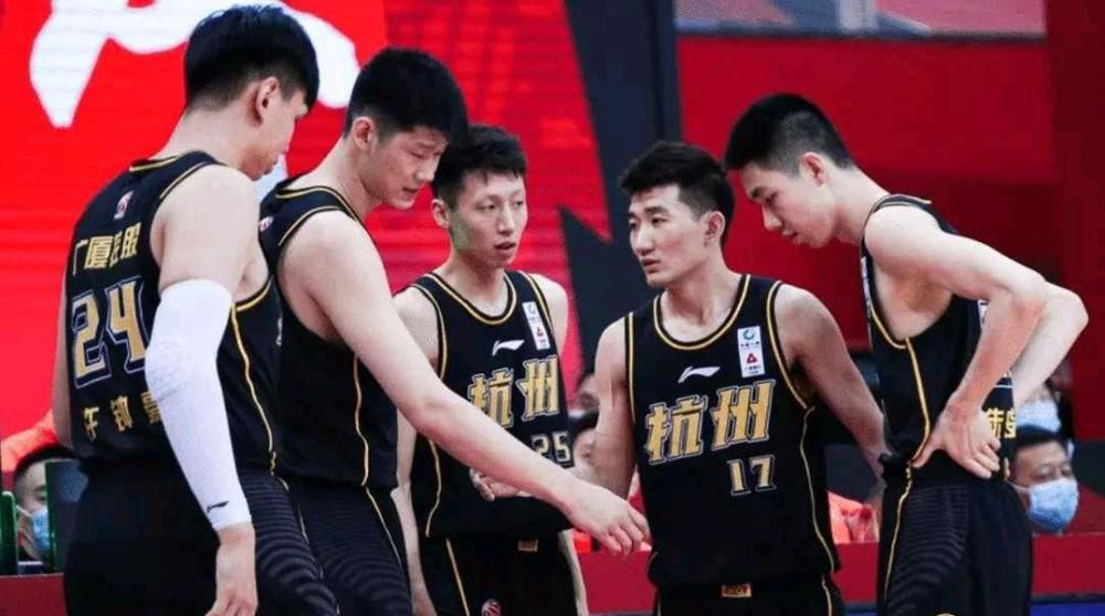 不过，虽然锡安后三个赛季的合同已经变成无保障，四名接受TA采访的NBA高管仍然表示鹈鹕几乎不可能裁掉锡安，除非情况变得特别严重。